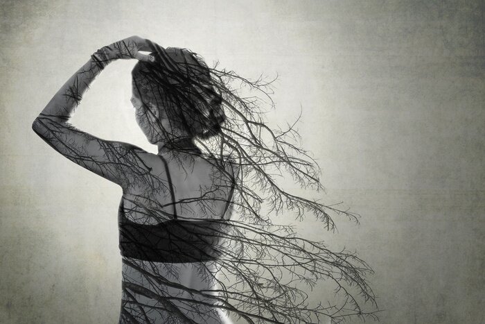 Papier peint  Femme enveloppée dans des plantes