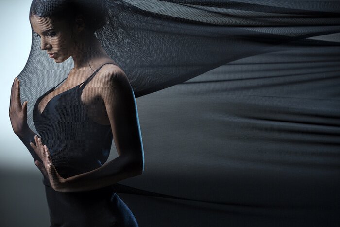 Papier peint  Femme enveloppée dans un tissu