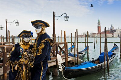 Papier peint  Femme et homme portant des masques de carnaval sur fond de Venise