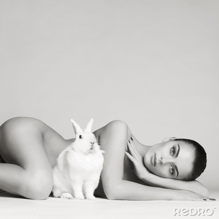 Papier peint  Femme et lapin blanc