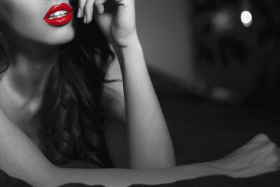 Femme et lèvres rouges érotiques
