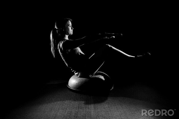 Papier peint  Femme faisant de l'exercice sur fond noir
