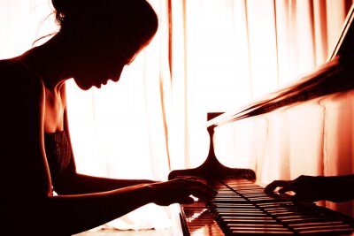 femme jouant le piano