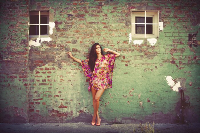 Papier peint  Femme près d'un bâtiment