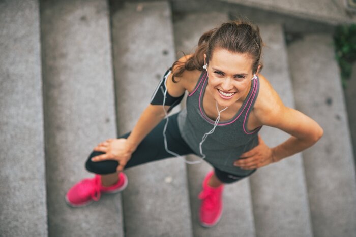 Papier peint  Femme souriante qui s'entraîne au fitness