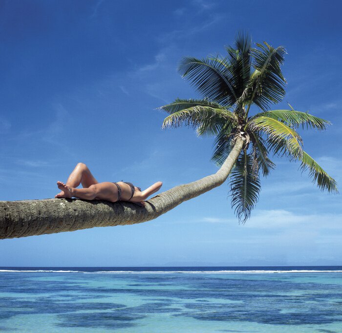 Papier peint  Femme sur la plage et la mer tropicale