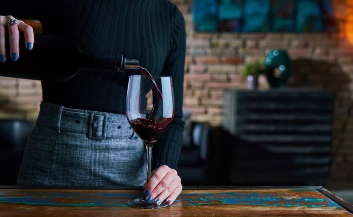 Papier peint  Femme versant du vin dans un verre