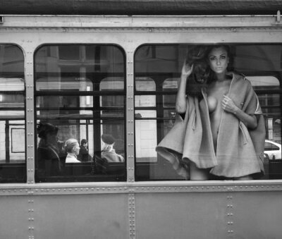 Papier peint  Femme voluptueuse dans un tramway