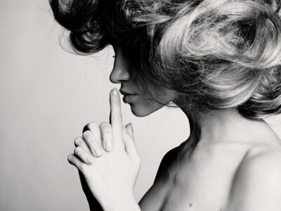 Papier peint  Femme voluptueuse de profil