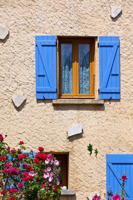 Papier peint  Fenêtre avec des volets bleus