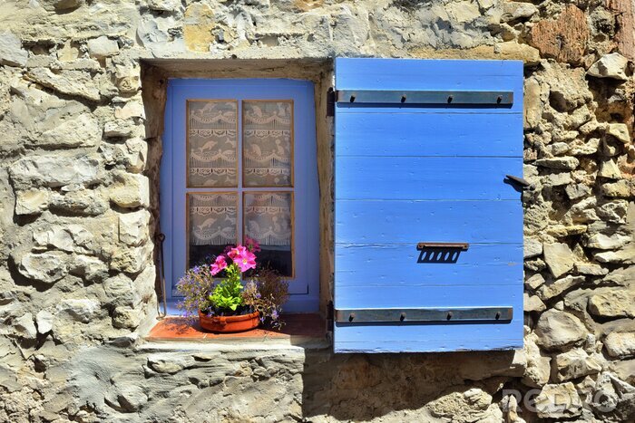 Papier peint  Fenêtre bleue sur un bâtiment en pierre