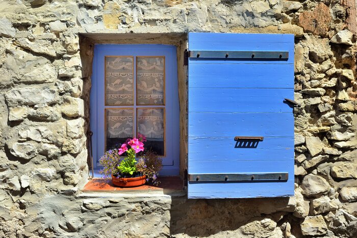 Papier peint  Fenêtre bleue sur un bâtiment en pierre