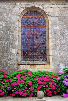 Papier peint  Fenêtre d'église avec des fleurs