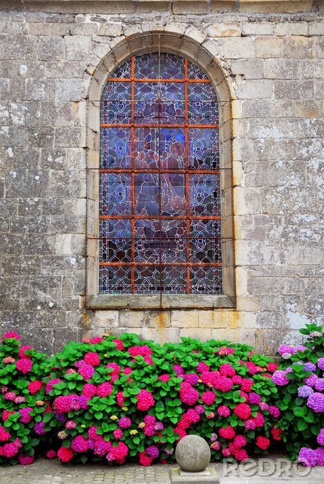 Papier peint  Fenêtre d'église avec des fleurs