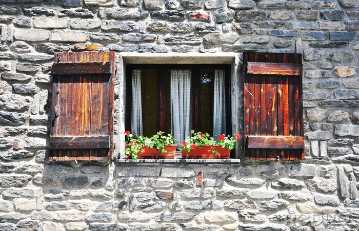 Papier peint  Fenêtre ouverte d'une maison en pierre