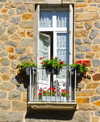 Papier peint  Fenêtres ouvertes sur un balcon avec des fleurs
