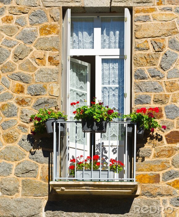 Papier peint  Fenêtres ouvertes sur un balcon avec des fleurs