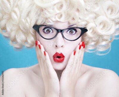 Papier peint  Fille blonde mignonne