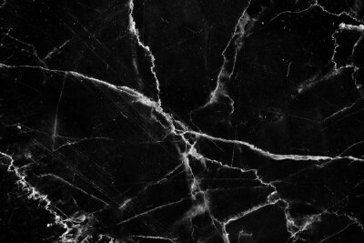 Fissures blanches sur du marbre noir