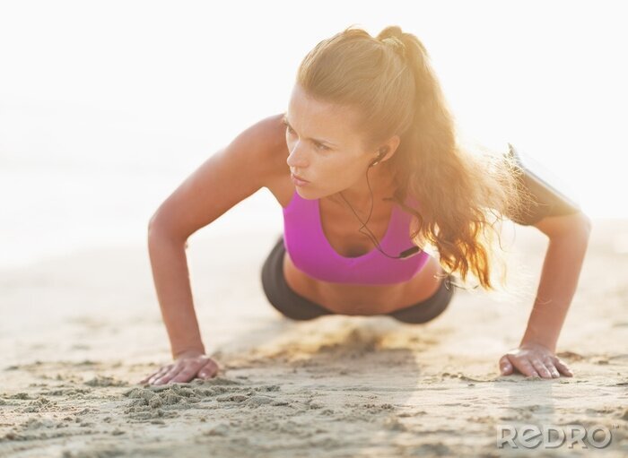 Papier peint  Fitness jeune femme faisant push ups sur la plage