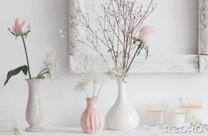 Papier peint  Fleurs ravissantes dans des vases blancs