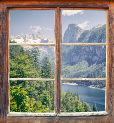 Forêt et montagnes derrière une fenêtre