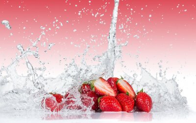 Fresh Strawberries avec les projections d'eau