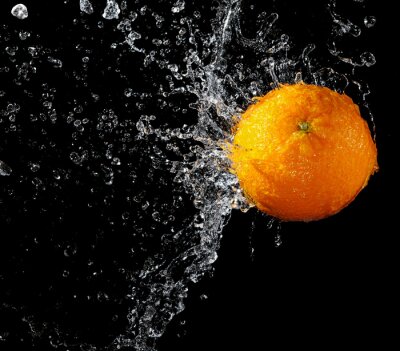 Fruit orange dans l'eau sur un fond noir