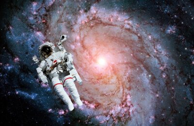 Galaxie rose avec un cosmonaute