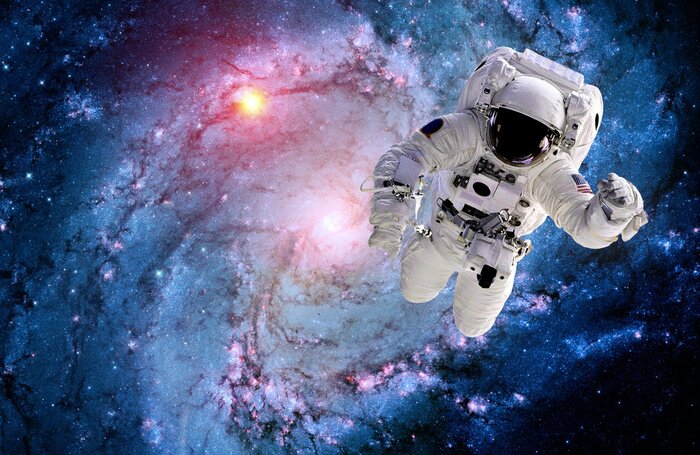Papier peint  Galaxie rose avec un plan rapproché de cosmonaute