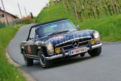 Papier peint  Gamlitz, AUTRICHE - 30 avril: Un pilote non identifié dans une Mercedes 230 SL 1966 participe à un rallye pour voitures anciennes "Suedsteiermark Classic" le 30 Avril 2011 à Gamlitz, Autriche.