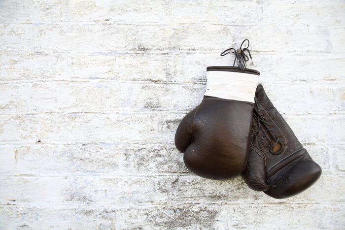 Papier peint  Gants de boxe sur un mur en brique