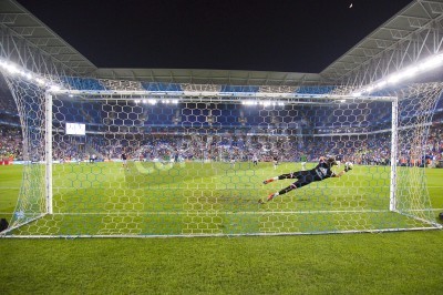 Papier peint  Gardien de but plongeant pour récupérer le ballon en défense