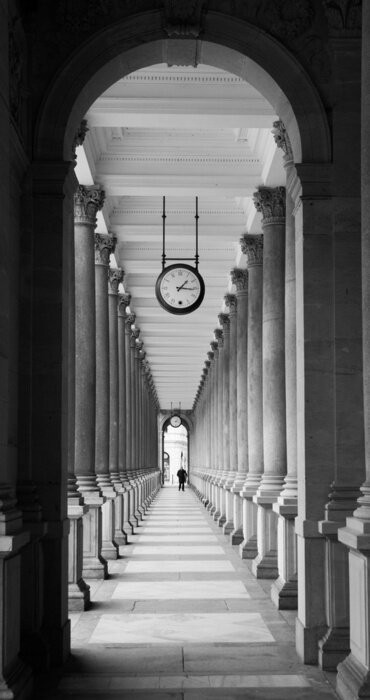 Papier peint  Gare avec colonnes et horloge
