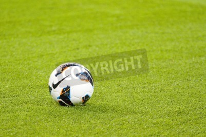 Papier peint  Gazon désert avec un ballon