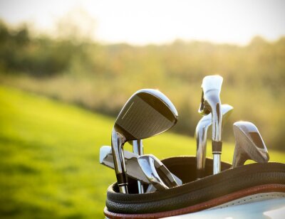 Golf Clubs conducteurs de plus de champ vert fond