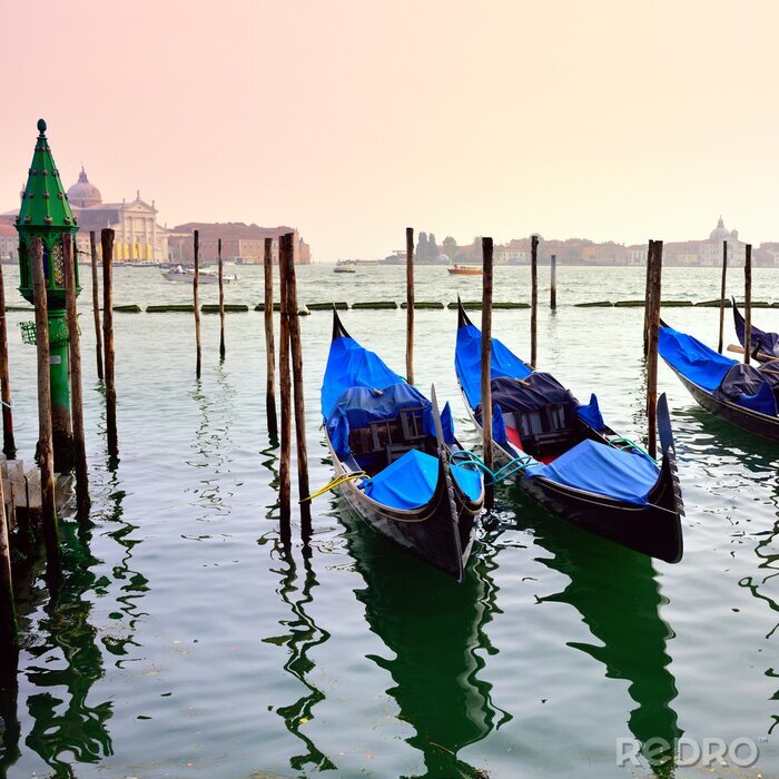 Papier peint  Gondoles amarrées à un canal