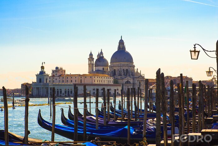 Papier peint  Gondoles bleues et basilique en arrière-plan