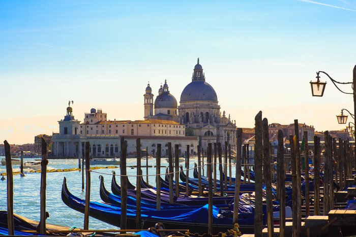 Papier peint  Gondoles bleues et basilique en arrière-plan