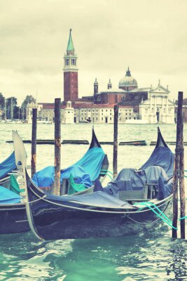 Gondoles couvertes dans le port de Venise