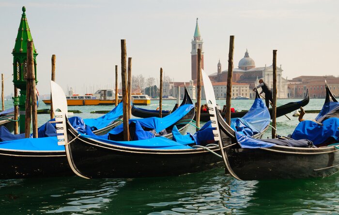 Papier peint  Gondoles dans le port de Venise