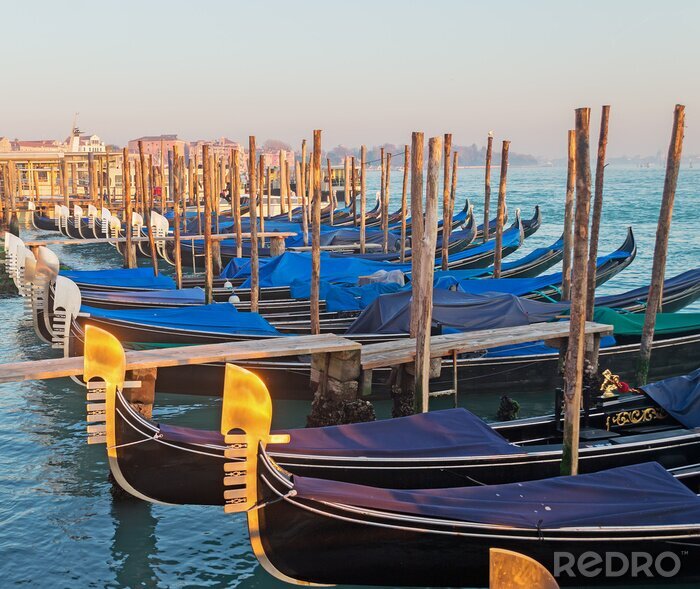 Papier peint  Gondoles de différentes couleurs dans le port de Venise.