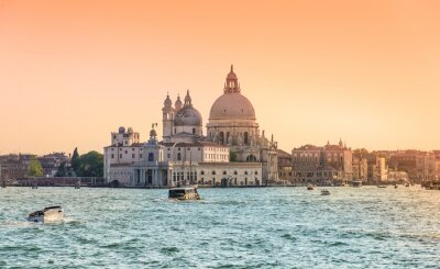 Gondoles et bateaux sur fond de Venise