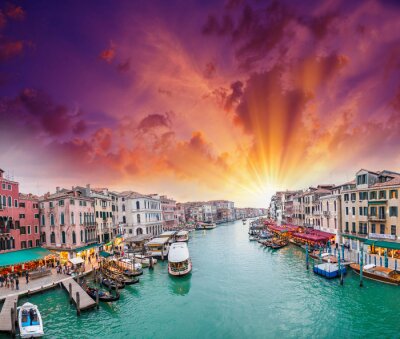 Gondoles et coucher de soleil colorés de Venise