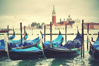 Gondoles et la ville de Venise en arrière-plan