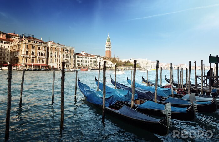 Papier peint  Gondoles italiennes à l'arrêt