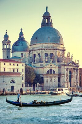 Gondolier et magnifique arrière-plan avec la Basilique de Venise