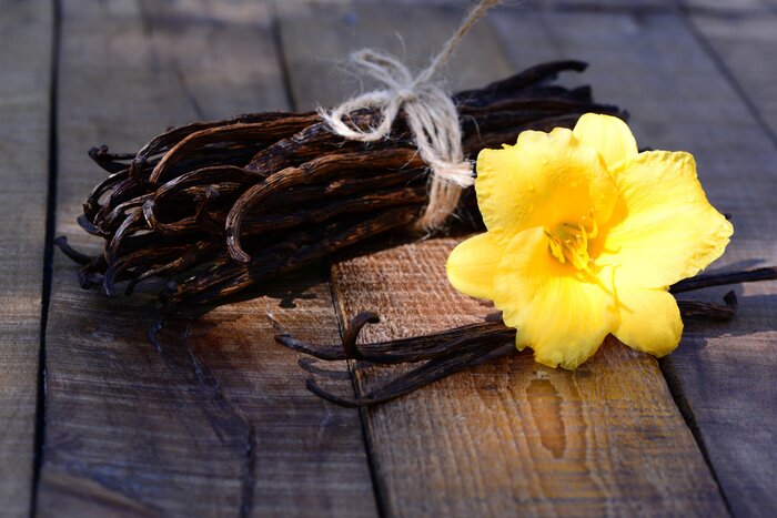 Papier peint  Gousses de vanille sur une table en bois