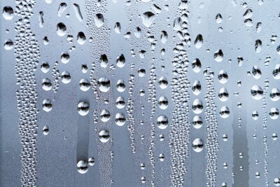 Gouttes de pluie sur une surface en verre