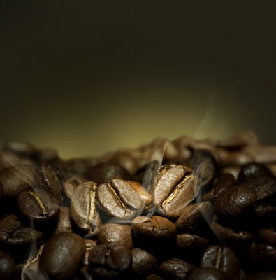 Grains de café sur un fond sombre